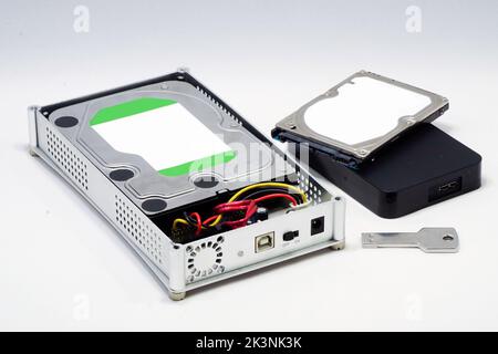 Primo piano di un'unità HDD esterna isolata su sfondo bianco Foto Stock