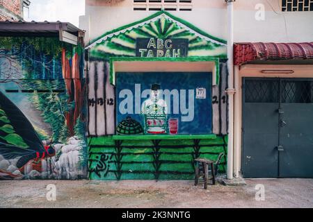 Perak, Malesia - 12 agosto 2022 : Mural di arte del muro alla città vecchia di Tapah. Tapah è un luogo unico con edifici vintage. Foto Stock