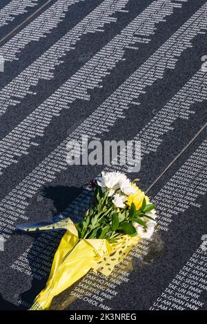 Korean War Veterans Memorial, Bouquet lasciato dalla famiglia coreana dai nomi di militari coreani che sono morti durante la guerra. Washington, DC, Stati Uniti. Foto Stock