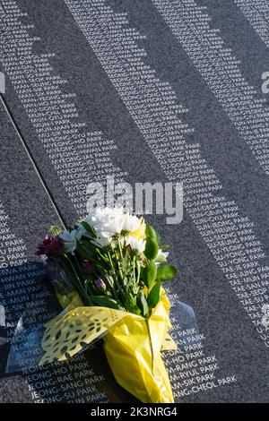 Korean War Veterans Memorial, Bouquet lasciato dalla famiglia coreana dai nomi di militari coreani che sono morti durante la guerra. Washington, DC, Stati Uniti. Foto Stock