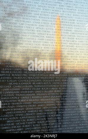 Il Washington Monument riflette nel Vietnam War Memorial sul National Mall di Washington DC al tramonto Foto Stock