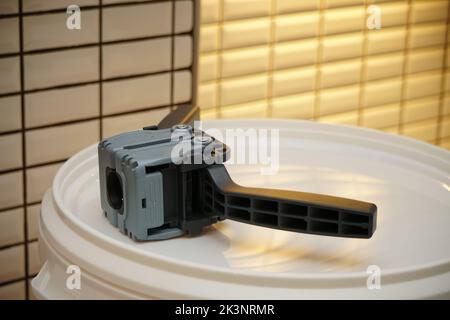 Un primo piano del processo di produzione della birra domestica a casa in cucina Foto Stock