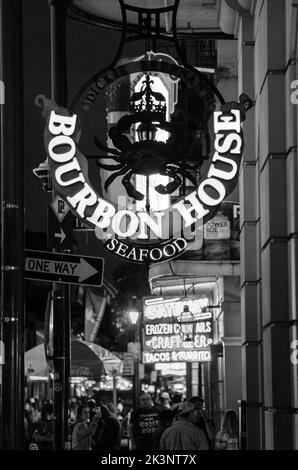 Insegna al neon davanti ai negozi nell'area di Bourbon Street di New Orleans, Louisiana, USA Foto Stock