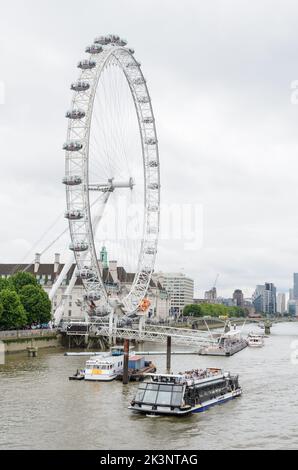Il London Eye si affaccia sul Tamigi a Londra, Inghilterra, Regno Unito Foto Stock