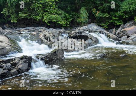 Cascate nel fiume Little Patuxent fuori dallo storico Savage Mill, Savage, Maryland, USA Foto Stock