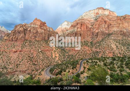 Le strade tortuose del Parco Nazionale dello Zion Canyon sotto il cielo tempestoso nello Utah, USA Foto Stock