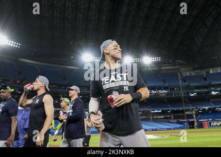 Toronto, Canada. 25th Set, 2022. Il Fielder Aaron Judge del New York Yankees Center festeggia sul campo dopo aver sconfitto i Toronto Blue Jays per aggrappare l'al East al Rogers Centre di Toronto, Canada, martedì 27 settembre 2022. Foto di Andrew Lahodynskij/UPI Credit: UPI/Alamy Live News Foto Stock