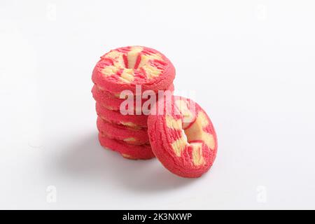 Biscotti isolati su sfondo bianco. Biscotti al burro, biscotti all'arancia e biscotti alla fragola Foto Stock