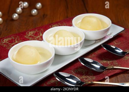 Kolkata, India, Asia, indiano dolce Rasgulla anche conosciuto come Rosogolla; Roshogolla; Rasagola; Ras Gulla, Dessert popolare in India. Foto Stock