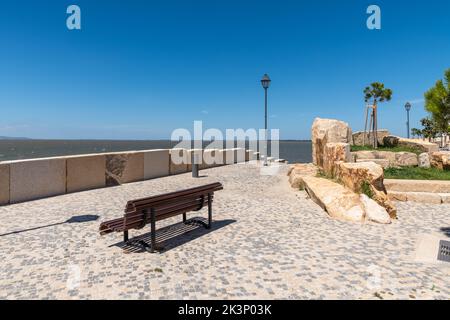 Il punto di osservazione Amalia Rodrigues nella zona lungo il fiume di Alcochete, Portogallo Foto Stock