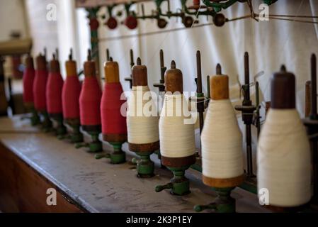 Vecchi telai esposti nella fabbrica del museo della città Colònia Vidal società (Puig-reig, Bergued, Barcellona, Catalogna, Spagna) Foto Stock