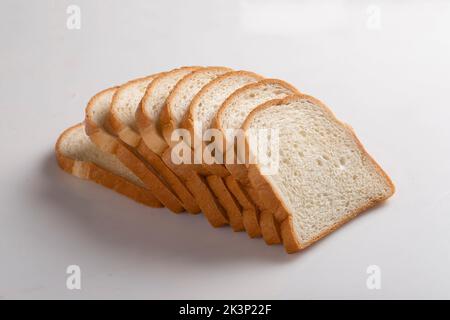 Pane a fette isolato su sfondo bianco. Fette di pane e briciole viste dall'alto. Vista dall'alto Foto Stock