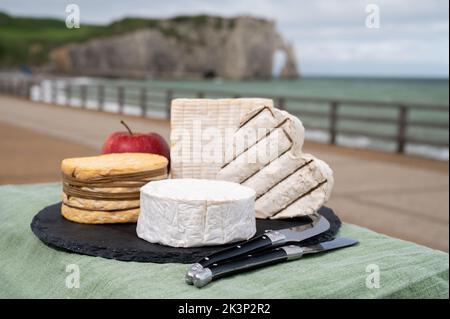 Quattro famosi formaggi della Normandia, Pont l'eveque quadrato, formaggio di mucca mamembert rotondo, livarot giallo, neufchatel a forma di cuore e vista sul lungomare e a. Foto Stock