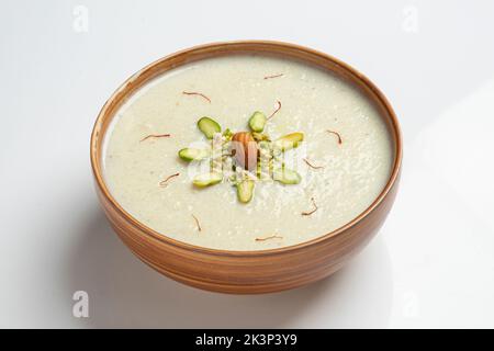 Delizioso budino di riso , paga con cannella in ciotola, primo piano Foto Stock