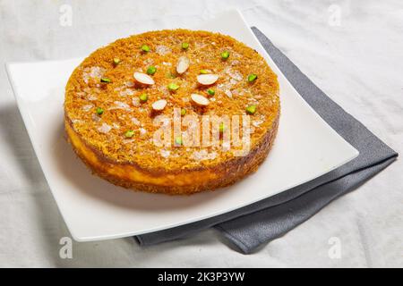 Deliziosi dolci arabi Sweet Kunafa isolati su sfondo bianco Foto Stock