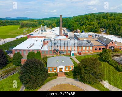 Vista aerea di Monadnock Mill sul fiume Contoocook nel centro storico di Bennington, New Hampshire NH, USA. Foto Stock