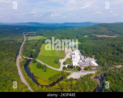 Vista aerea di Monadnock Mill sul fiume Contoocook nel centro storico di Bennington, New Hampshire NH, USA. Foto Stock