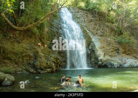 Goditi le cascate di Montezuma Waterfall, Puntarenas, Costa Rica Foto Stock