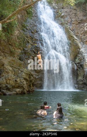 Goditi le cascate di Montezuma Waterfall, Puntarenas, Costa Rica Foto Stock