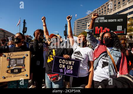 Washington, Stati Uniti. 17th Ott 2020. Quattro membri delle organizzazioni di giustizia razziale con sede a Washington, DC, si levano in piedi con i pugni allevati alla marcia delle donne. Migliaia di persone si sono alleate alla Freedom Plaza prima di marciare intorno al Campidoglio per il National Mall in uno spettacolo di forza del potere politico delle donne. La marcia si è conclusa con un Get out the Vote text-a-thon on on the National Mall. (Foto di Allison Bailey/SOPA Images/Sipa USA) Credit: Sipa USA/Alamy Live News Foto Stock