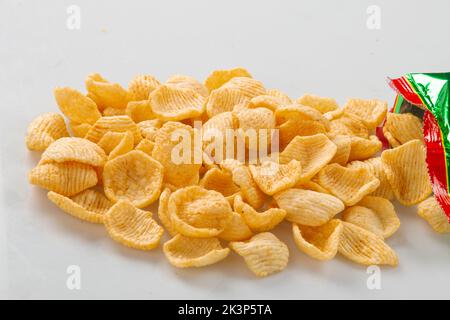 Potato chips di cadere nella ciotola di vetro isolato su sfondo bianco con percorso di clipping, volare le patatine Foto Stock