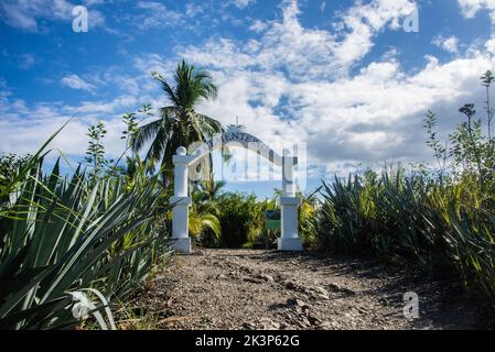 Ingresso all'unico Cimitero dell'Isola di Cabuya, raggiunto solo con la bassa marea, Penisola di Nicoya, Costa Rica Foto Stock