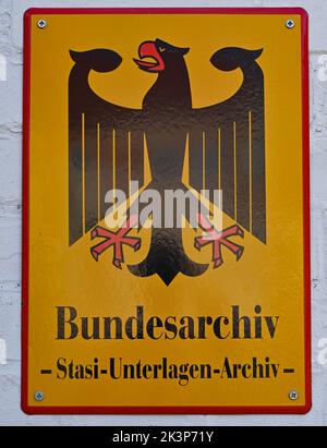 Cottbus, Germania. 23rd Set, 2022. Un segno con l'aquila federale 'Bundesarchiv Stasi-Unterlagen-Ariva' su un muro del memoriale della prigione di Cottbus dall'associazione Menschenrechtszentrum Cottbus e.V. (a dpa ''You Always think of Prison' - ex-carcers back at the place of injustice') Credit: Patrick Pleul/dpa/Alamy Live News Foto Stock