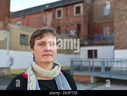 Cottbus, Germania. 23rd Set, 2022. Heide Schinowsky, presidente esecutivo del Cottbus Human Rights Center, si trova nel cortile del monumento commemorativo della prigione di Cottbus. (A dpa ''Tu pensi sempre alla prigione' - ex-prigionieri di nuovo al luogo dell'ingiustizia') Credit: Patrick Pleul/dpa/Alamy Live News Foto Stock