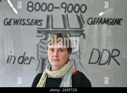 Cottbus, Germania. 23rd Set, 2022. Heide Schinowsky, Presidente Esecutivo del Centro per i diritti umani Cottbus e.V., è presente nella mostra al Memoriale della prigione di Cottbus. (A dpa ''Tu pensi sempre alla prigione' - ex-prigionieri di nuovo al luogo dell'ingiustizia') Credit: Patrick Pleul/dpa/Alamy Live News Foto Stock