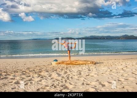 Yoga a Playa Conchal, una spiaggia fatta di conchiglie, Guanacaste, Costa Rica Foto Stock