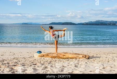 Yoga a Playa Conchal, una spiaggia fatta di conchiglie, Guanacaste, Costa Rica Foto Stock