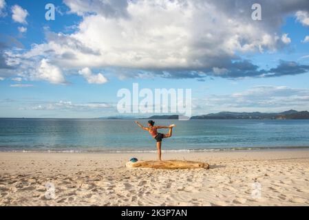 Yoga a Playa Conchal, una spiaggia fatta di conchiglie, Guanacaste, Costa Rica Foto Stock