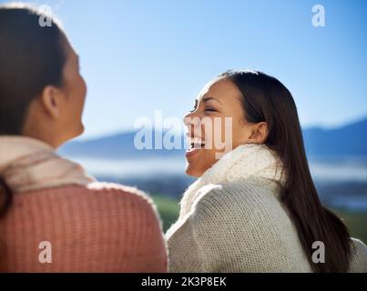 Godendosi l'una l'altra azienda. Due belle donne che hanno una conversazione su un balcone. Foto Stock