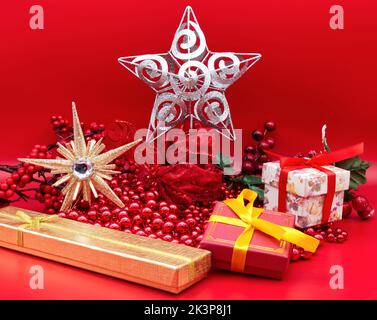 Scatole regalo di Natale isolate su sfondo rosso. Concetto di celebrazione di Natale. Foto Stock