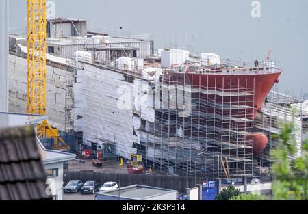 Foto del file datata 10/05/22 di uno dei due traghetti Caledonian Macbrayne in costruzione nel cantiere navale Ferguson Marine di Port Glasgow, Inverclyde, dato che i clienti dei traghetti hanno ricevuto un pagamento di £215.000 dollari in diritti di clientela nei primi quattro mesi dell'esercizio, le cifre mostrano. Foto Stock