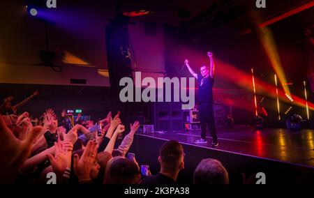 O2 Academy Edinburgh, Regno Unito. 27th Set, 2022. Ian Brown, frontman con la Stone Rose, suona un solista all'Accademia O2 di Edimburgo. La folla di Edimburgo ha rallegrato e cantato il suo nome durante e alla fine del set mentre ha giocato per circa 90 minuti. Picture Credit: phil wilkinson/Alamy Live News Foto Stock