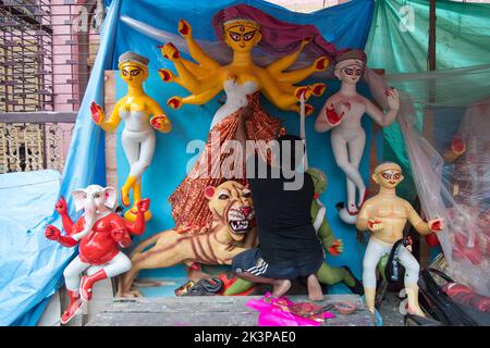 I preparativi dell'ultimo minuto sono in corso sull'idolo Durga mentre il festival di Durga Puja sta per iniziare. Kolkata, Bengala Occidentale, India Foto Stock