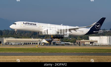 Richmond, British Columbia, Canada. 27th Set, 2022. Un Lufthansa Airbus A350-900 jetliner (D-AIVB) atterrando all'Aeroporto Internazionale di Vancouver. (Credit Image: © Bayne Stanley/ZUMA Press Wire) Foto Stock