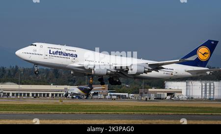 Richmond, British Columbia, Canada. 27th Set, 2022. Un Lufthansa Boeing 747-400 Jetliner (D-ABVZ) atterrando all'Aeroporto Internazionale di Vancouver. (Credit Image: © Bayne Stanley/ZUMA Press Wire) Foto Stock