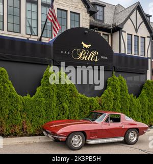 BLOOMFIELD HILLS, MI/USA - 13 AGOSTO 2020: Un'auto Chevy Corvette del 1965 sulla rotta Woodward Dream Cruise. Foto Stock