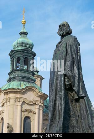 Serie di foto di Praga: Monumento Jan Hus in Piazza della Città Vecchia a Praga con la Chiesa di San Nicola sullo sfondo Foto Stock