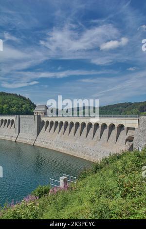 Diga tra Listertalsperre Reservoir e Biggesee Reservoir, Sauerland, Germania Foto Stock