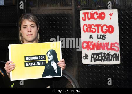 Buenos Aires, Argentina. 27th Set, 2022. Un atto di protesta è stato tenuto di fronte all'ambasciata iraniana per respingere l'assassinio della bambina di 22 anni, Masha Amini, da parte della polizia morale per non aver indossato correttamente il velo islamico e per aver mostrato solidarietà alla ribellione delle donne, alla dissidenza e al popolo iraniano. Hanno partecipato gruppi di donne e dissidenti, partiti e gruppi della sinistra, studenti e diritti umani. (Credit Image: © Esteban Osorio/Pacific Press via ZUMA Press Wire) Foto Stock