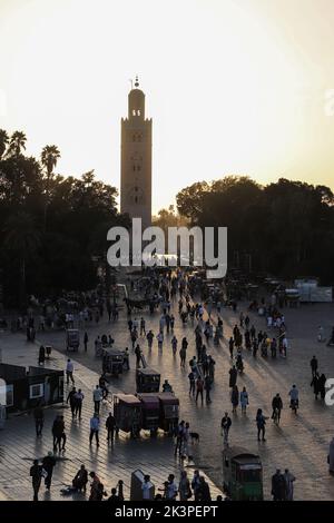 MARRAKECH, MAROCCO - 29 OTTOBRE 2021: Gente a Jemaa el-Fnaa dove piazza principale di Marrakech, usato da locali e turisti Foto Stock