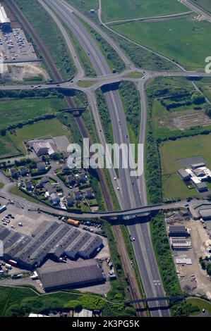 Veduta aerea della strada A5 e dell'ex impianto di fusione dell'alluminio ALPOCO. Holyhead, Anglesey, Galles del Nord, Foto Stock