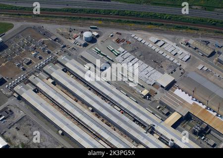 Vista aerea dell'ex impianto di fusione dell'alluminio ALPOCO. Holyhead, Anglesey, Galles del Nord, Foto Stock