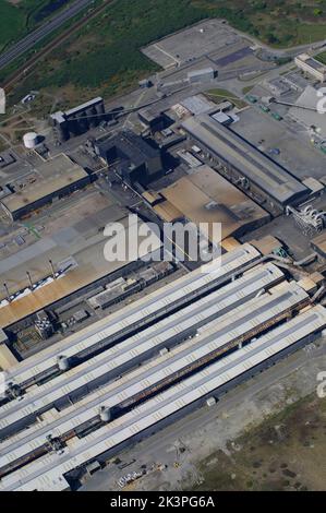 Vista aerea dell'ex impianto di fusione dell'alluminio ALPOCO. Holyhead, Anglesey, Galles del Nord, Foto Stock