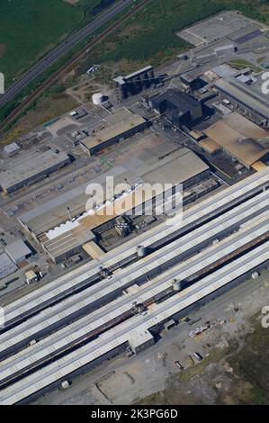 Vista aerea dell'ex impianto di fusione dell'alluminio ALPOCO. Holyhead, Anglesey, Galles del Nord, Foto Stock