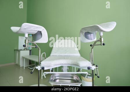 Sedia ginecologica in clinica. Foto Stock