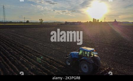 coltivatore con trattore livellare terra in campagna. Foto Stock